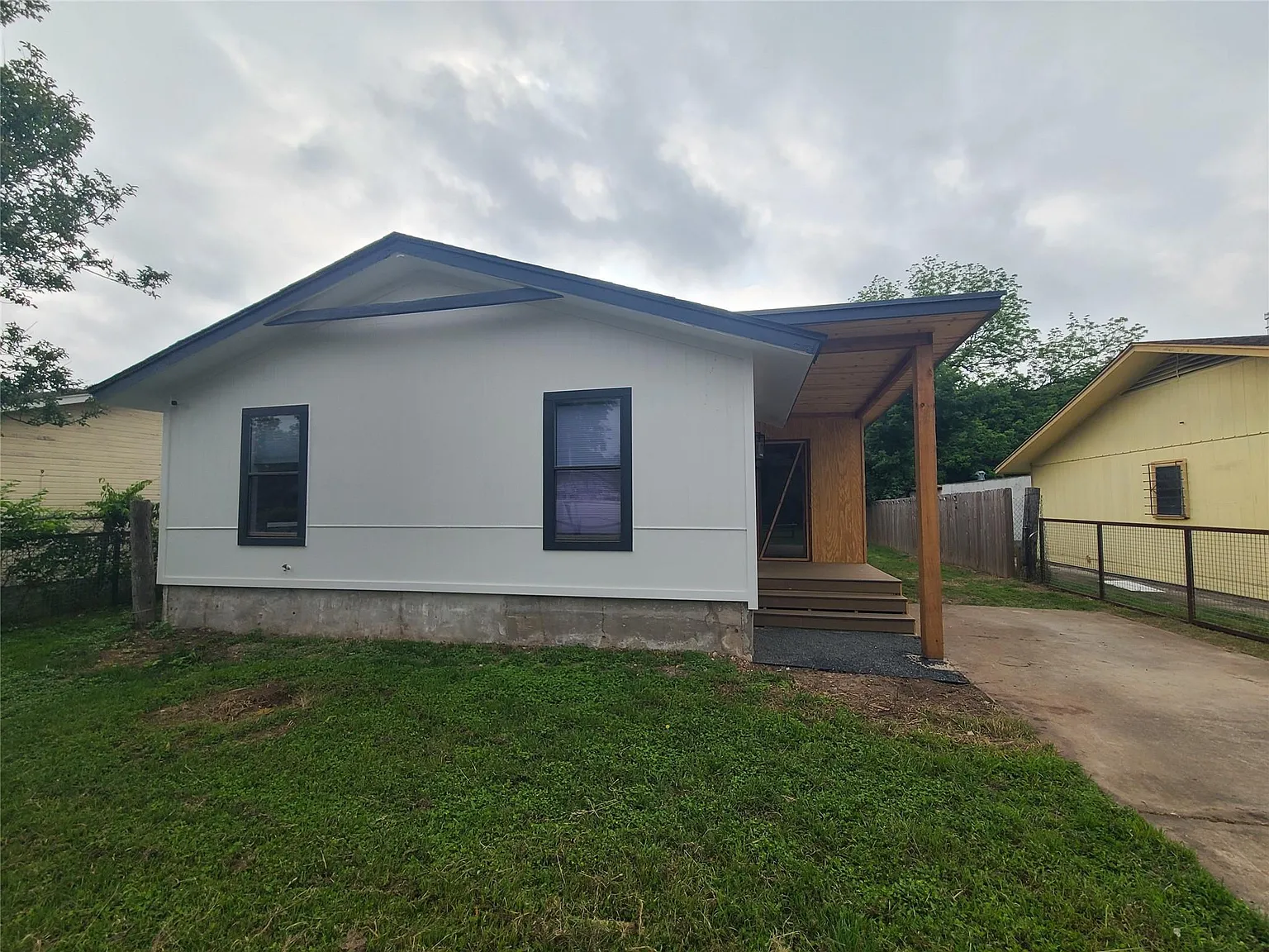 3 bed, 1.0 bath, 1000 sqft, $2,400 — Photo 3