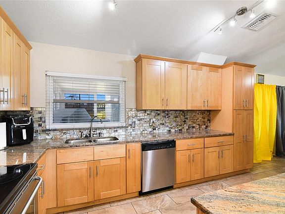 4th image of 470 Boxwood Ct