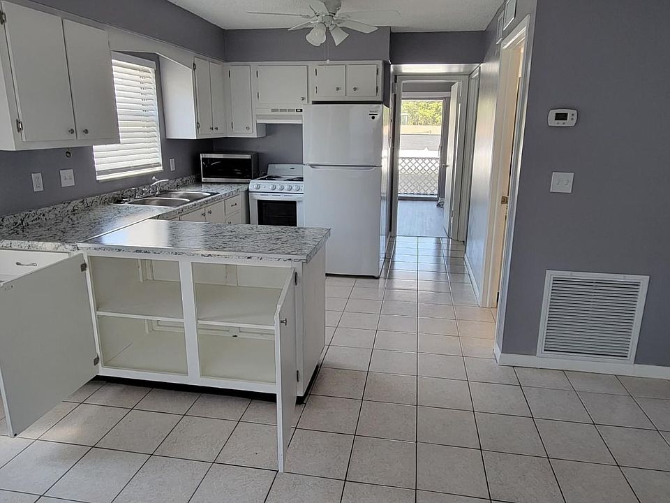 Newly remodeled spacious kitchen with Island.