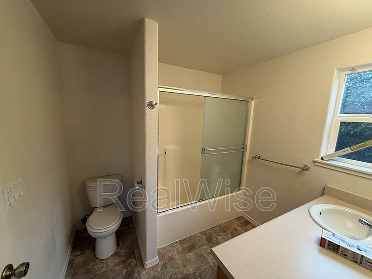 241 NE School St — Photo 19