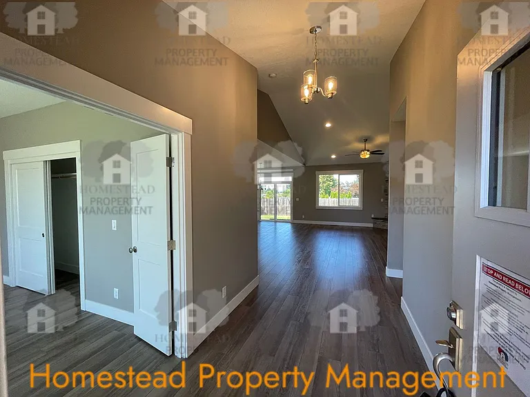 463 NE Cedar St — Photo 3