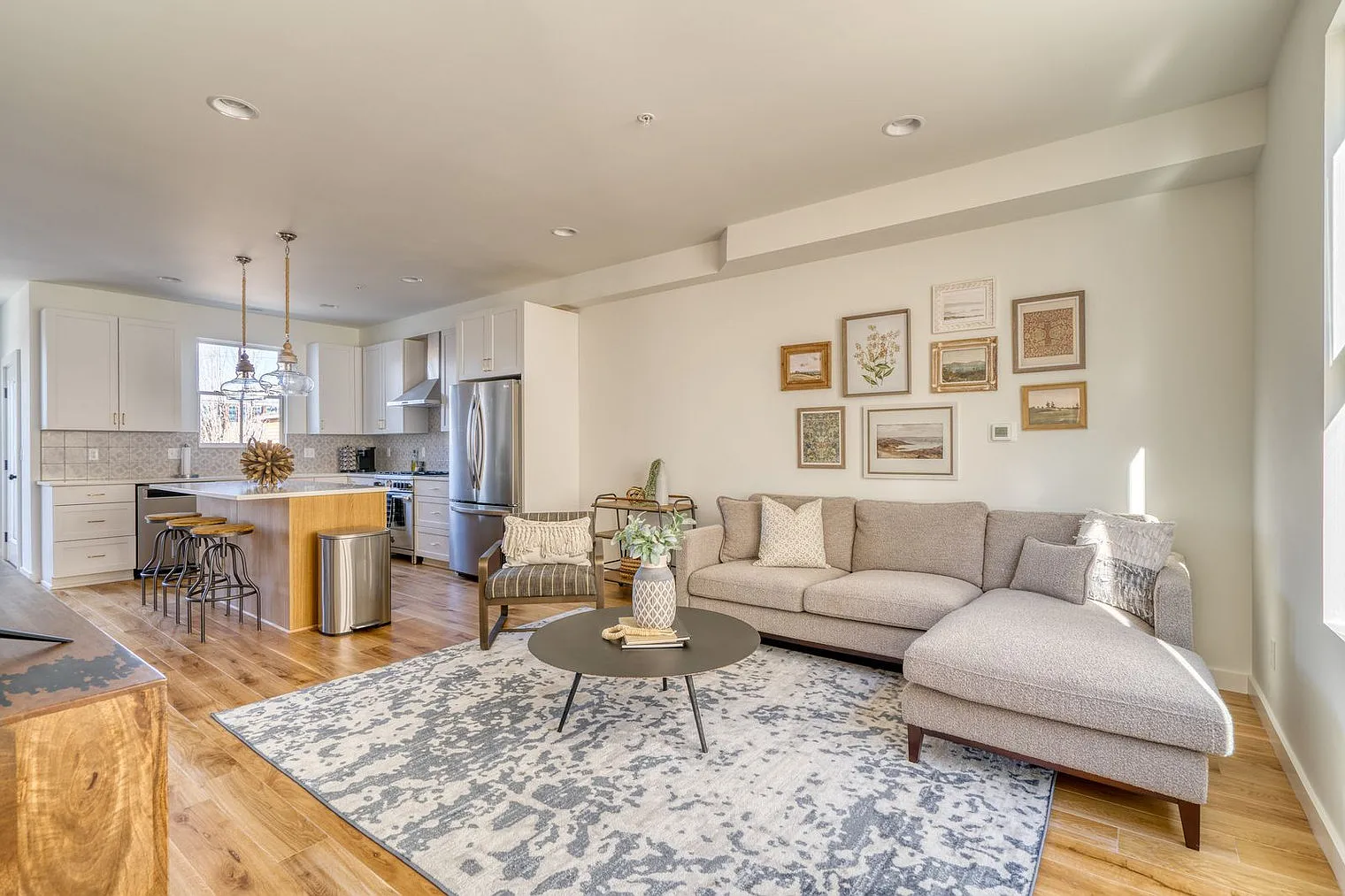 2 bed, 2.0 bath, 2045 sqft, $4,081 — Photo 2