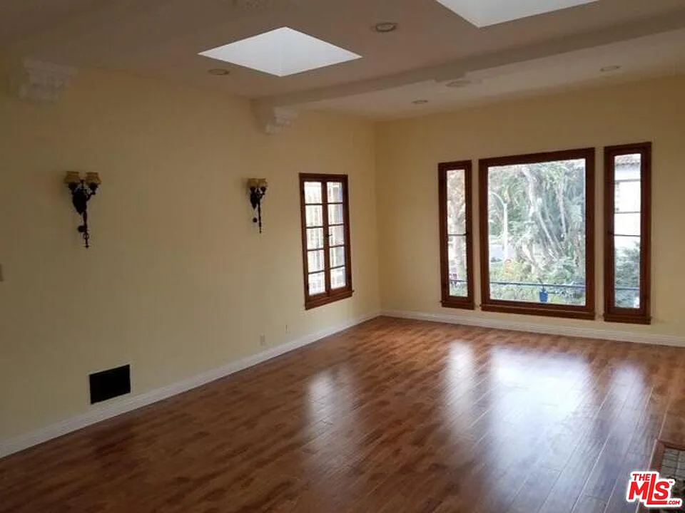 2 bed, 2.0 bath, 1800 sqft, $4,495 — Photo 2