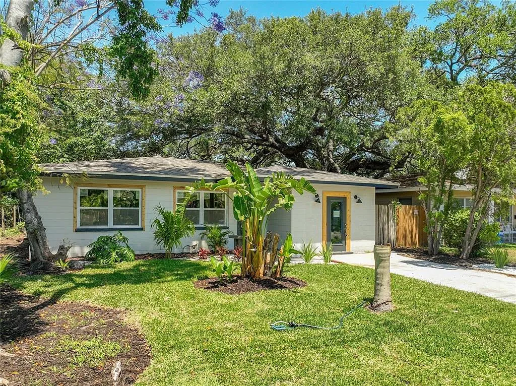 3 bed, 2.0 bath, 1368 sqft, $3,800 — Photo 2