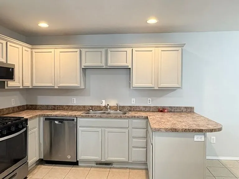 2202 W Jonquil Ln — Photo 6