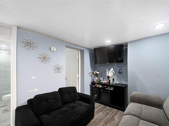 4th image of 141 Burnett St
