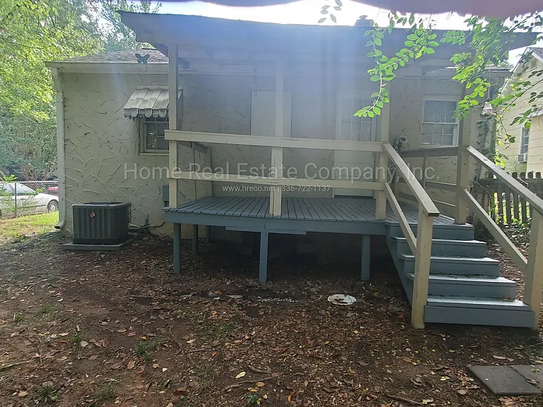 2705 Ludwig St — Photo 3