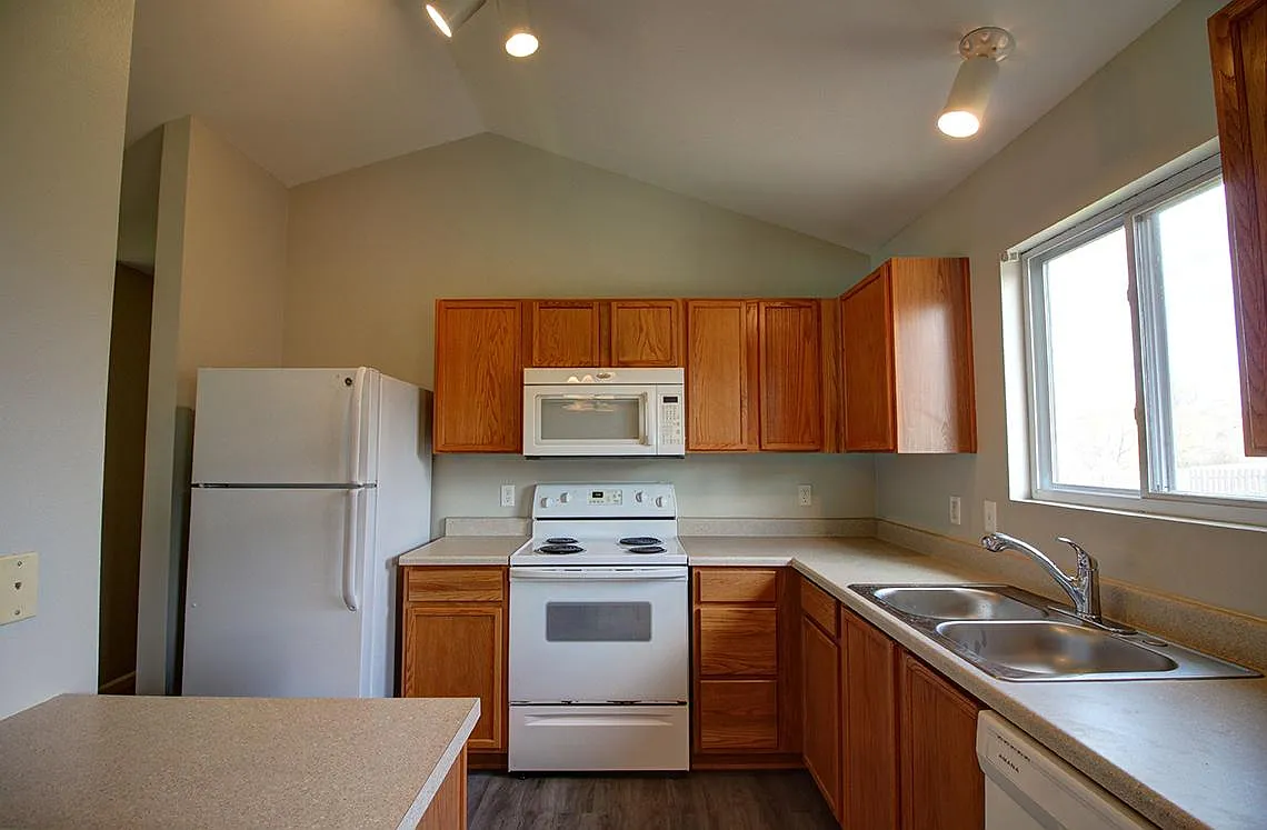 3 bed, 1274 sqft, $1,900 — Photo 1