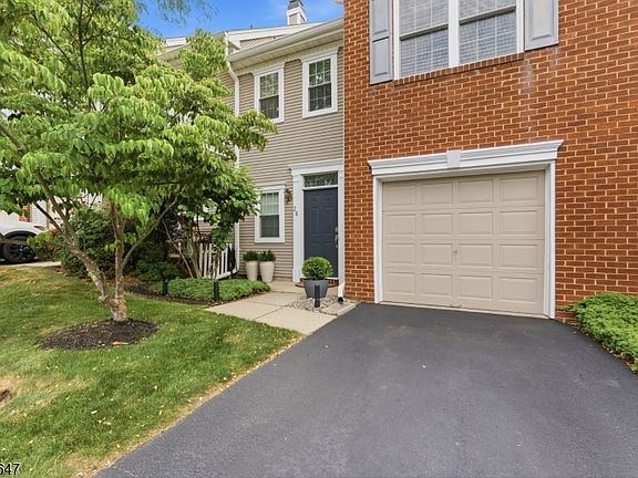 2nd image of 28 Dutch Ct