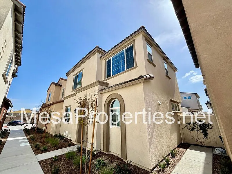 3 bed, 2.5 bath, 1470 sqft, $3,095 — Photo 2