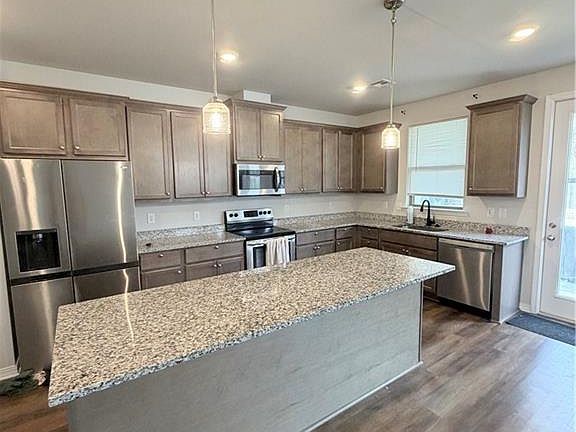 5th image of 816 Dandelion Dr