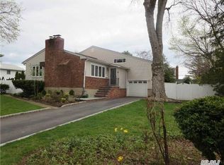 16 Brookside Dr, Huntington, NY 11743