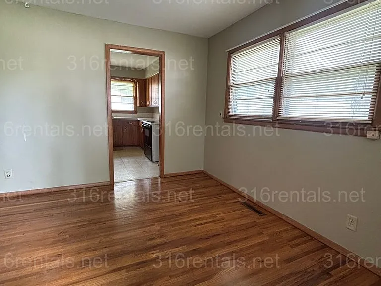 1704 N Lawndale — Photo 8