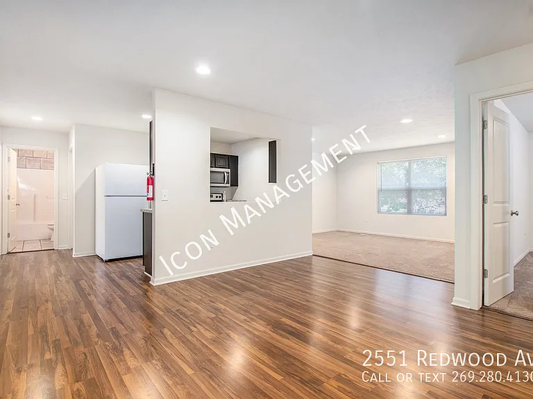 2551 Redwood Ave — Photo 3