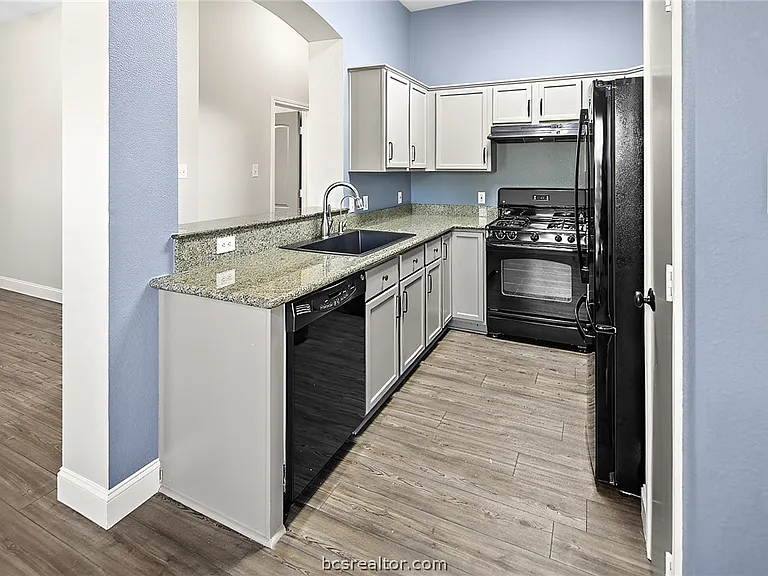 916 Crested Point Dr — Photo 10