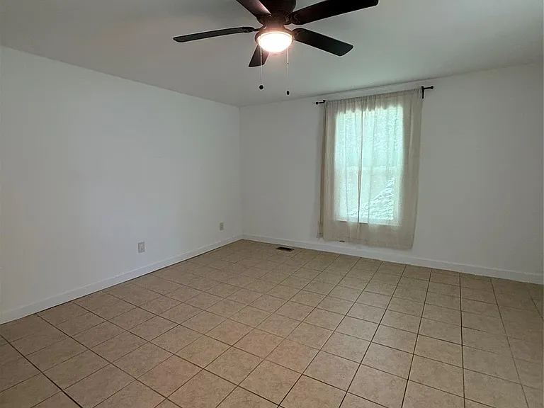 309 N Poplar St — Photo 4