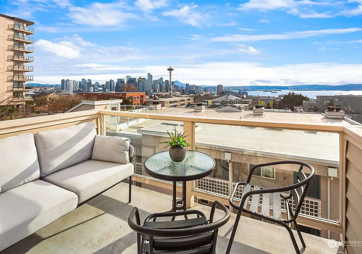 Top-Floor Corner Condo with Spectacular Views of the Space Needle & TWO Parking Spaces — Photo 3
