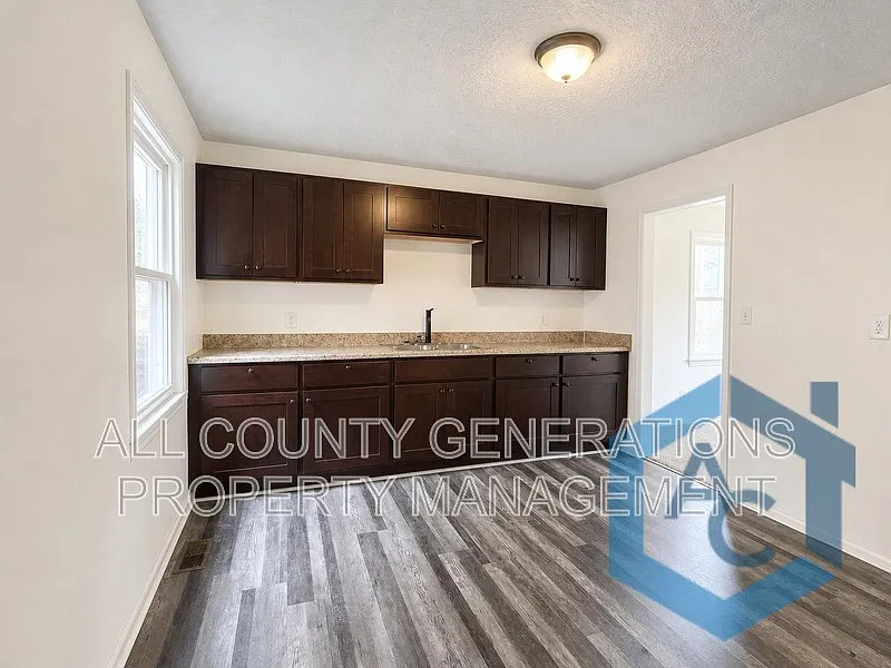 4 bed, 1.0 bath, 1421 sqft, $1,750 — Photo 4