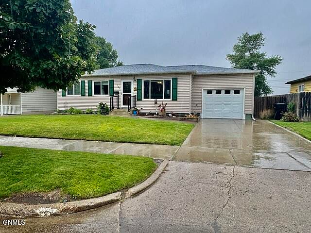 1st image of 703 17th Ave W