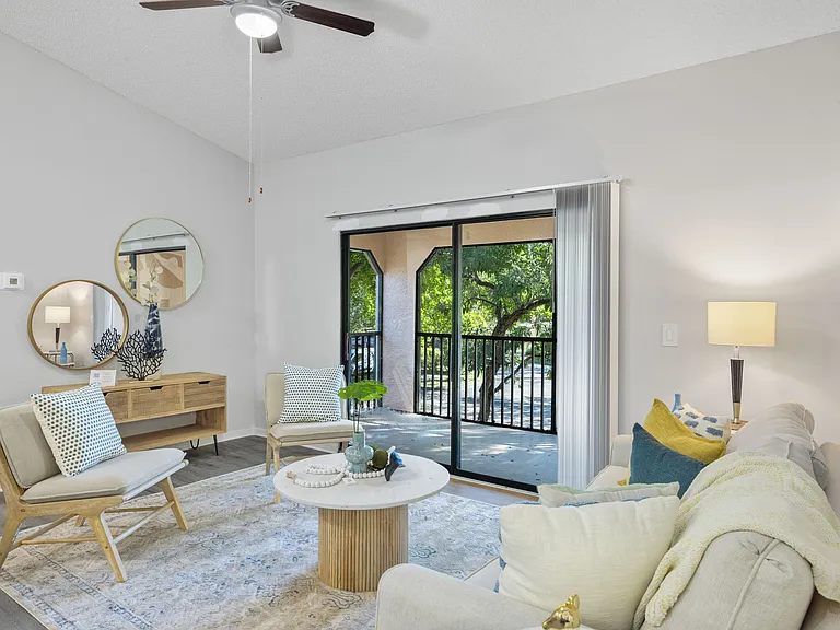 Oasis Naples Apartments — Photo 16