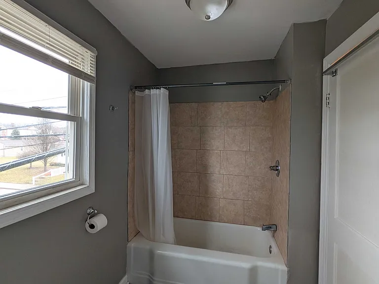 215 S Ewing St #B — Photo 4