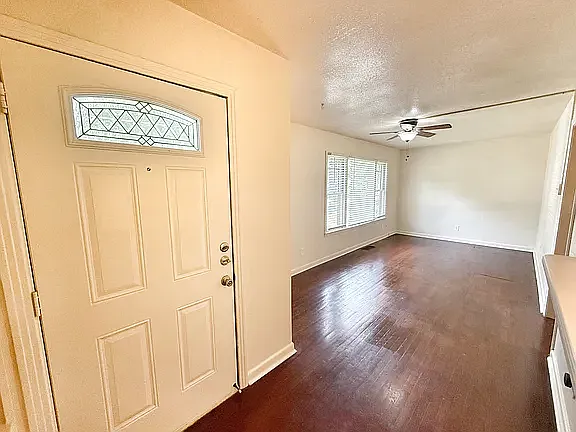 2 bed, 1.5 bath, 825 sqft, $1,495 — Photo 2