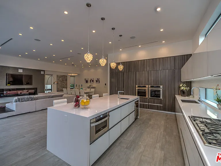 658 N Edinburgh Ave — Photo 9