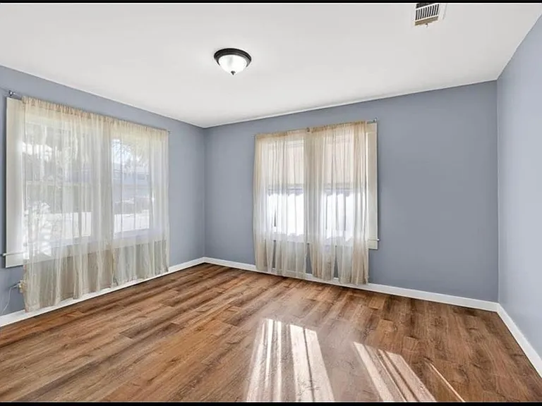 2329 Reynolds St — Photo 8