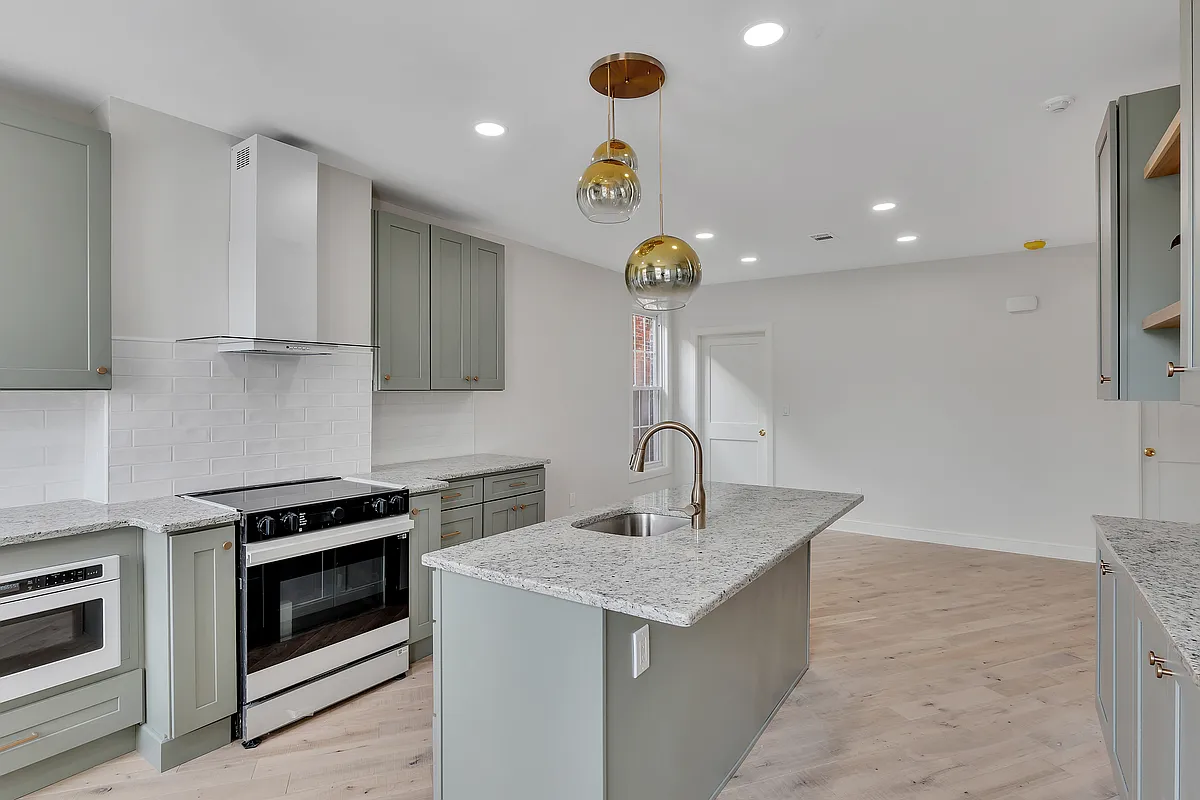 Smart Appliances, built in microwave - 5 Riverside Ave #3