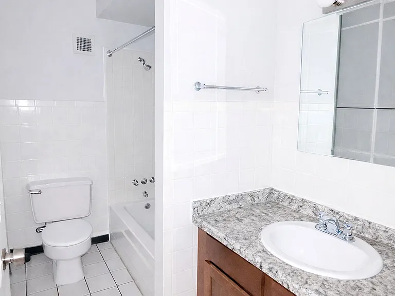 1/2 Bed - Bathroom