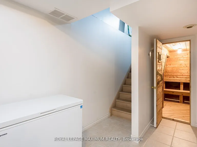 195 Gidleigh Park Cres W — Photo 20