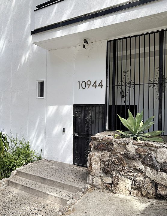 10944 STRATHMORE DRIVE, Westwood, CA 90024 - BUILDING ENTRANCE