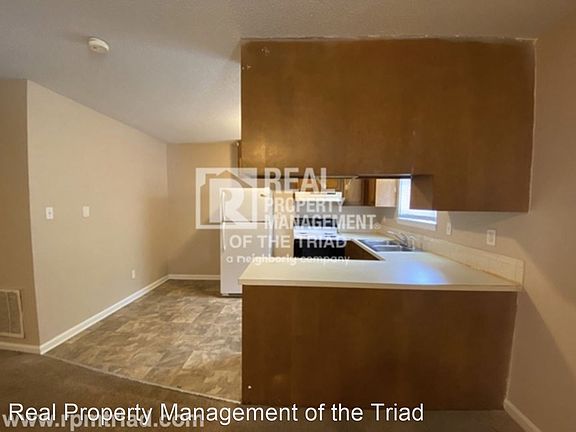 3rd image of 1600 Oak Croft Dr #E