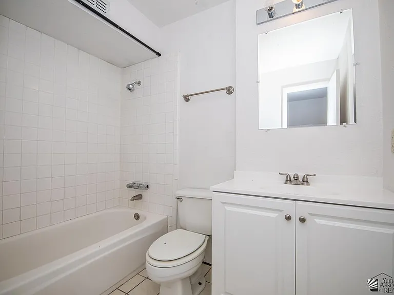 2257 W 18th St — Photo 10