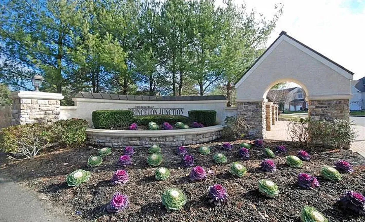 12 Esterbrook Dr — Photo 1