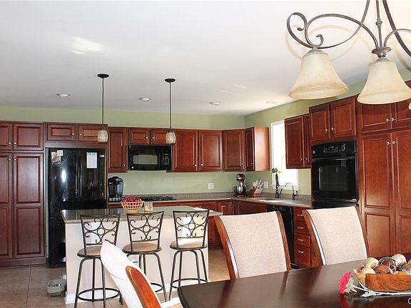 4th image of 37 Rosewood Cir
