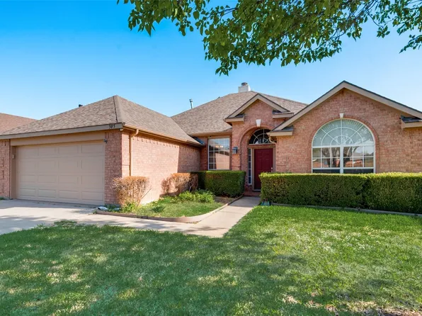 305 Hudson Falls Dr, Arlington, TX 76002