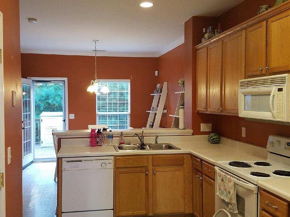 2nd image of 211 Northcrest Commons Cir