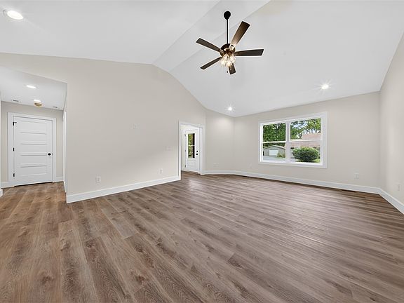 3rd image of 924 Sunset Ln