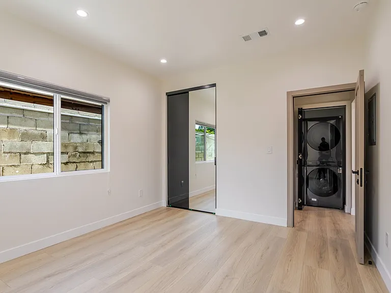 11120 Emelita St — Photo 13