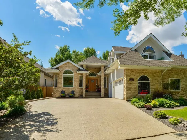 956 Hollingsworth Bnd NW, Edmonton, AB T6R 3G8