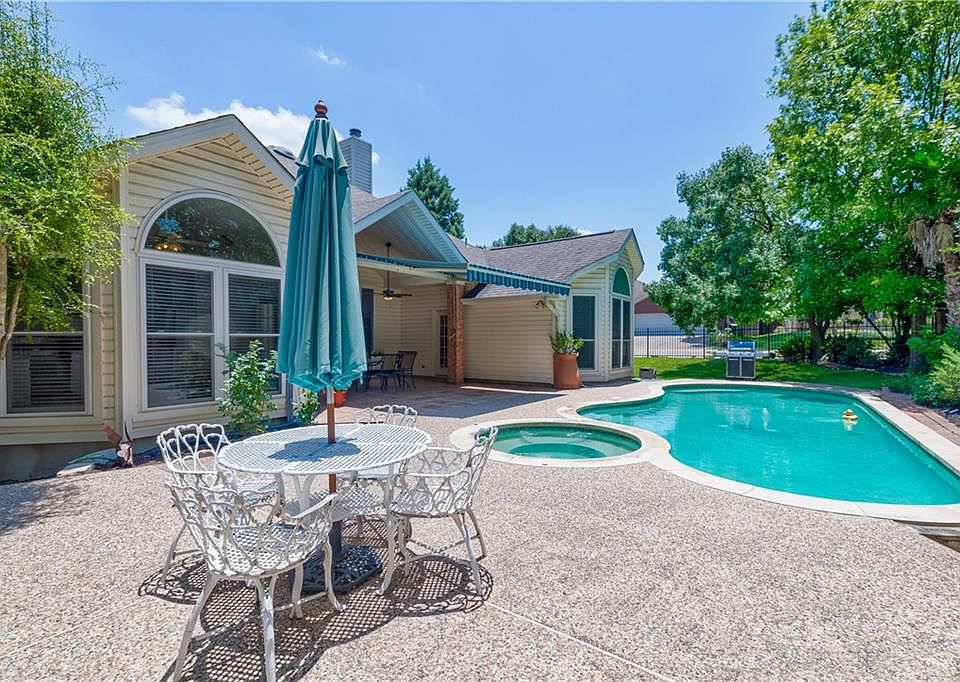 1st image of 813 Ivy Dr