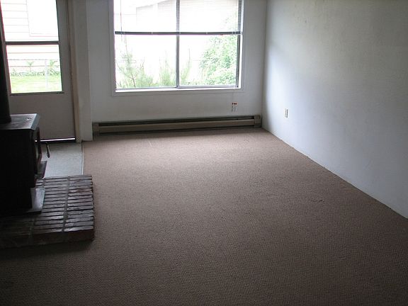 4th image of 860 NE Court St #2