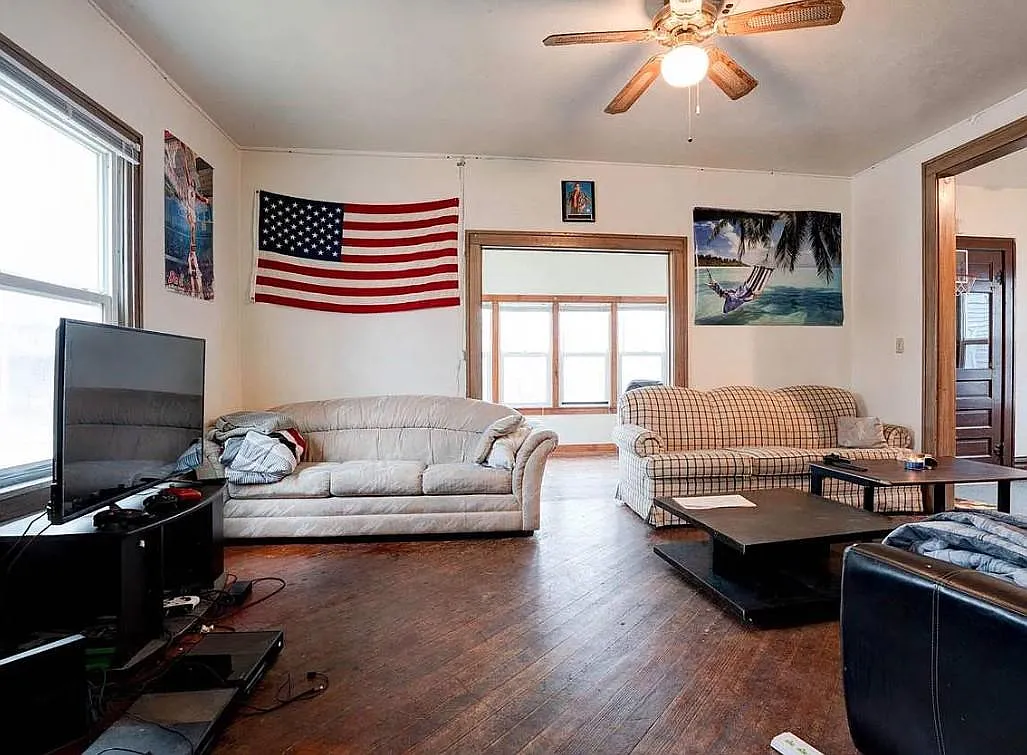4 bed, 1.5 bath, 1979 sqft, $2,892 — Photo 2