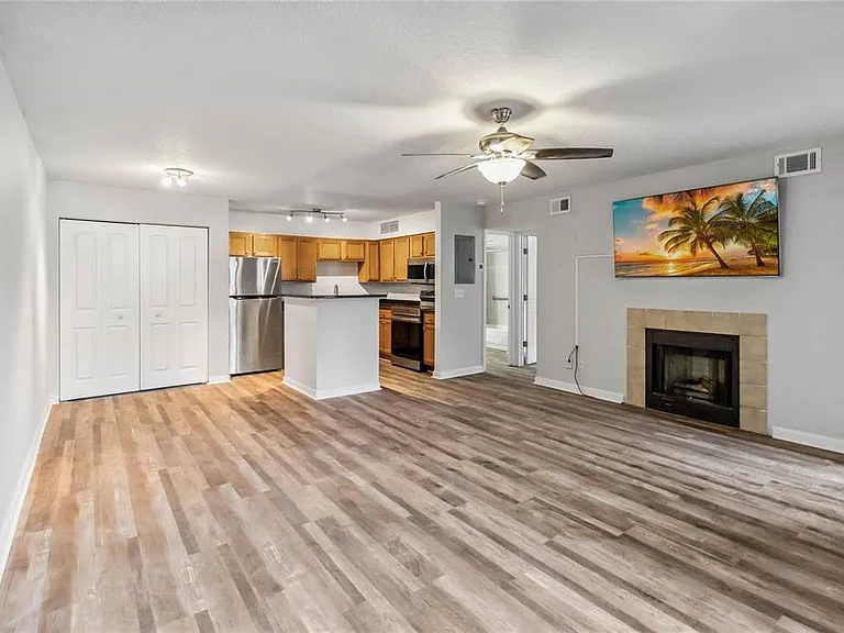 320 Black Oak Ct #107 — Photo 9