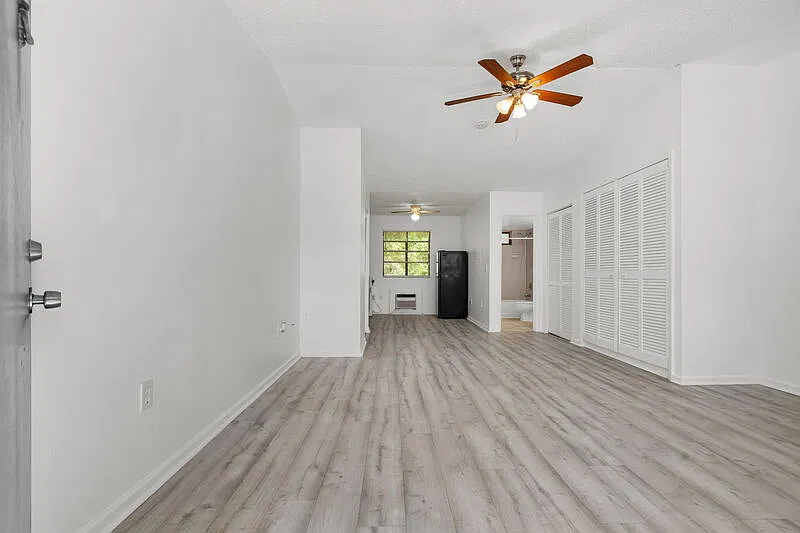 Studio, 1.0 bath, 425 sqft, $995 — Photo 2