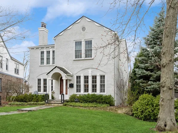 70 Warwick Rd, Winnetka, IL 60093