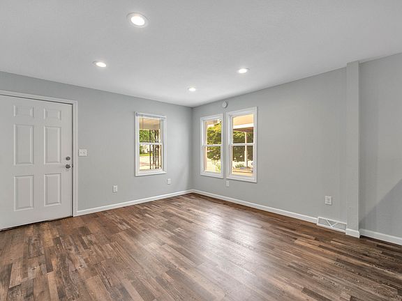 5th image of 905 Woodsdale Ave