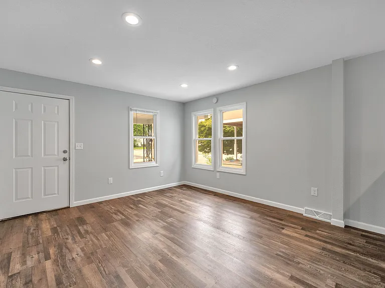905 Woodsdale Ave — Photo 5