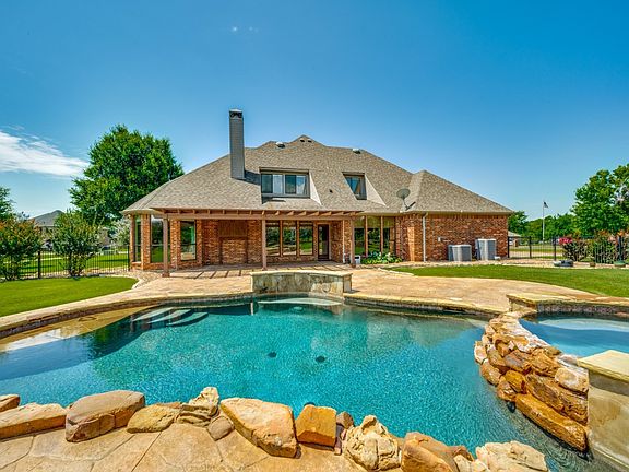 2nd image of 2712 Oakwood Dr